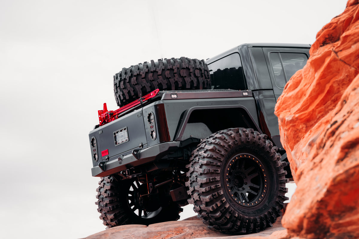 Motobilt bobbed replacement bed on a Jeep Gladiator off road