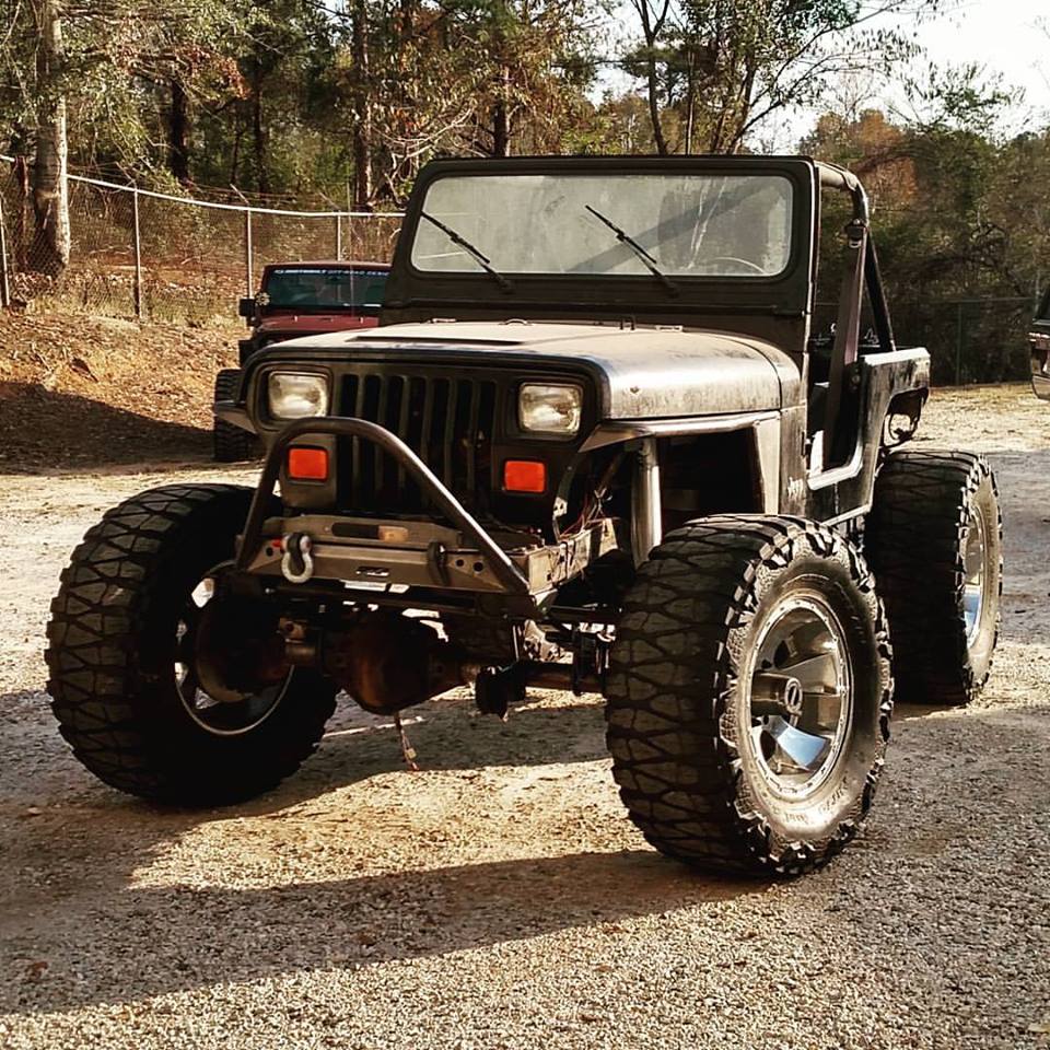 Motobilt Full Width Axle Conversion Kit MB1502-S for Jeep YJ. Installed on a black YJ with Nitto tires
